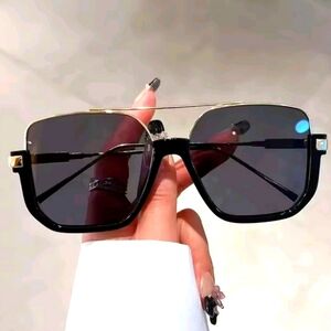 Stylish Black and Gold Aviator Sunglasses